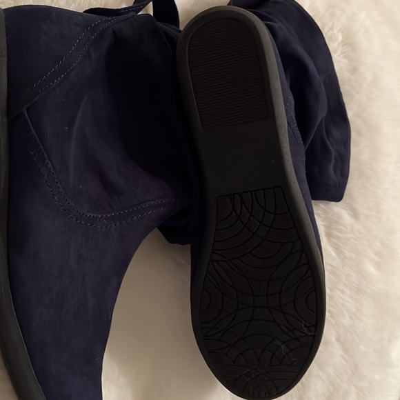 NWOT: SO Navy Blue ankle slouch flat booties. Size 6.5M - Picture 6 of 7
